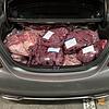 Mit Mengen an Fleisch im Kofferraum verfolgen Schmuggler den Plan, günstig produziertes Fleisch teuer zu verkaufen.