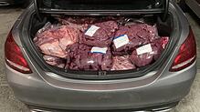 Mit Mengen an Fleisch im Kofferraum verfolgen Schmuggler den Plan, günstig produziertes Fleisch teuer zu verkaufen.