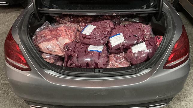 Mit Mengen an Fleisch im Kofferraum verfolgen Schmuggler den Plan, günstig produziertes Fleisch teuer zu verkaufen.