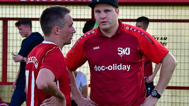Besondere Rückkehr: Erstmals gastiert Lars Müller (rechts, mit Routinier Silvan von Ow) als Trainer mit dem SV Jestetten bei seinem ...