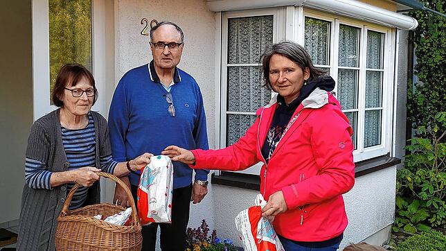 Übergabe von frischen Brötchen an der Haustür in Petershausen: Petra Kienle übergibt die Bäckertüten mit ihrem Sohn Ole dem Ehepaar Müller.