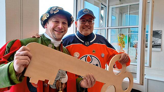 Der Rathausschlüssel ist in der Hand der Narren: Klufterns Ortsvorsteher Michael Nachbaur (rechts) ließ sich von Zunftmeister Andreas ...