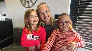 Leni (rechts) mit ihrer Mutter Ramona Burger und ihrer kleinen Schwester Emilia. Die Siebenjährige hat das Down-Syndrom und kann eine ...