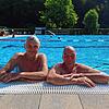 Sie schwimmen ihr Leben lang gerne: Die beiden Pfullendorfer Claus Willms (links) und Wolfgang Bosch, die schon seit dem Kindergarten ...