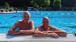 Sie schwimmen ihr Leben lang gerne: Die beiden Pfullendorfer Claus Willms (links) und Wolfgang Bosch, die schon seit dem Kindergarten ...