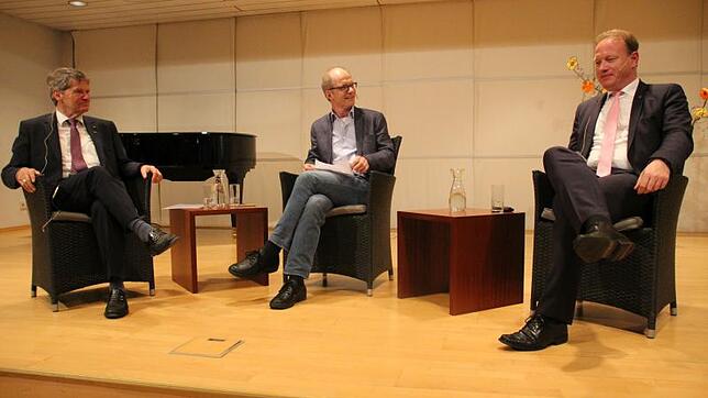 Alt-Oberbürgermeister Reinhard Ebersbach, Stefan Hilser, Leiter der SÜDKURIER-Lokalredaktion und Moderator, und Oberbürgermeister Jan ...