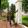 Kasernenfeldwebel Günter Barthel zeigt einen Sanierungsabschnitts des Kasernenzauns an der Friedhofstraße. Links der Bauzaun zur Straße, ...