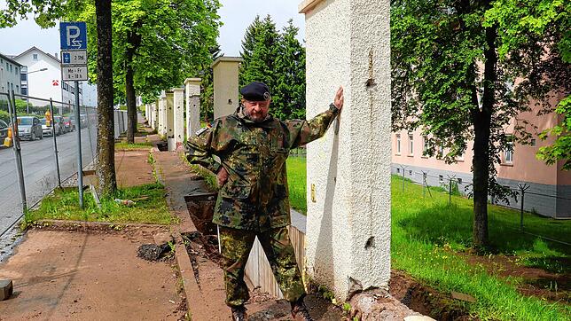 Kasernenfeldwebel Günter Barthel zeigt einen Sanierungsabschnitts des Kasernenzauns an der Friedhofstraße. Links der Bauzaun zur Straße, ...