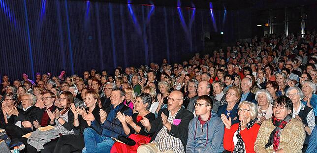 Ausverkauft und volle Begeisterung im Strawinsky-Saal bei Bühne frei im Jahr 2018. 400 Besucher sind dabei 2021 unter Corona-Bedingungen ...