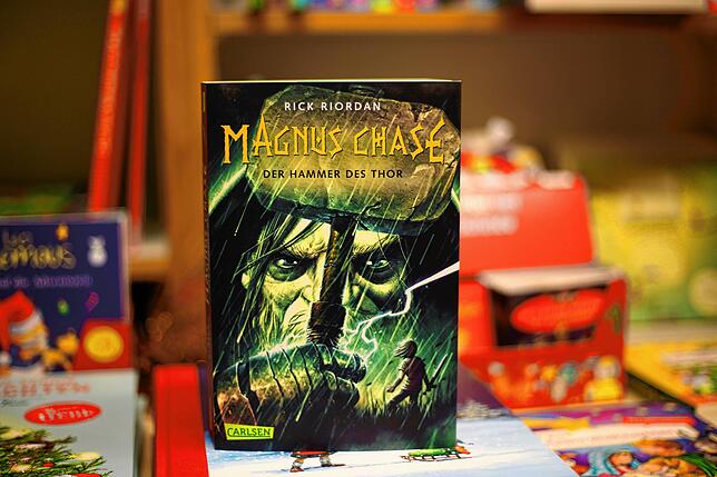 &bdquo;Magnus Chase &ndash; Der Hammer des Thor&ldquo; von Rick Riordan, erschienen im Carlsen-Verlag für 19,99 Euro. Im zweiten Band ...