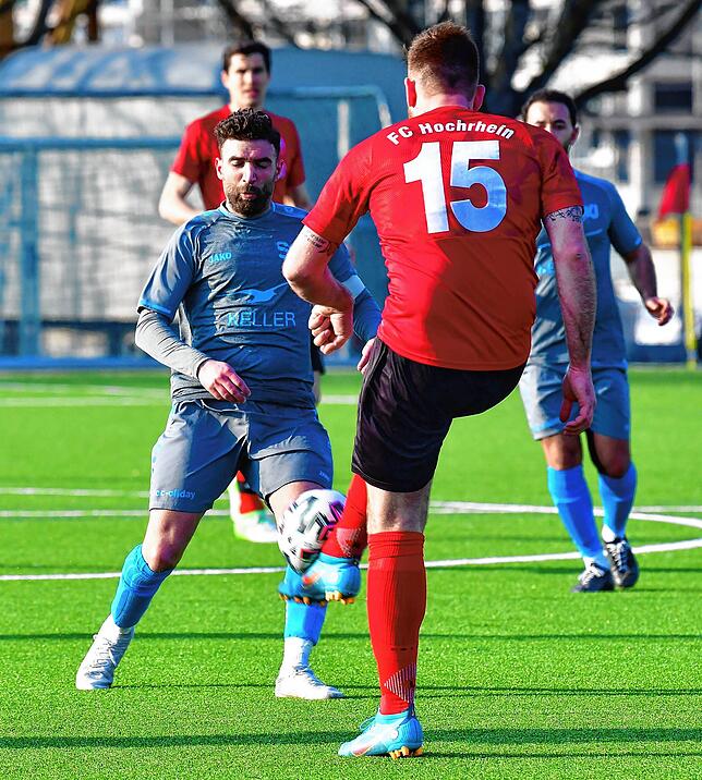 Matchwinner II: In der Nachspielzeit schaltete Stefano Fornino (links, gegen Luca Magerl, Nr. 15) schnell und traf zum glücklichen ...