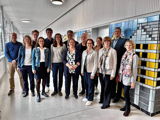 Gruppenbild mit Kultusministerin Theresa Schopper (Mitte): Die Grüne Landtagsabgeordnete Dorothea Wehinger (Dritte von rechts) hatte ...