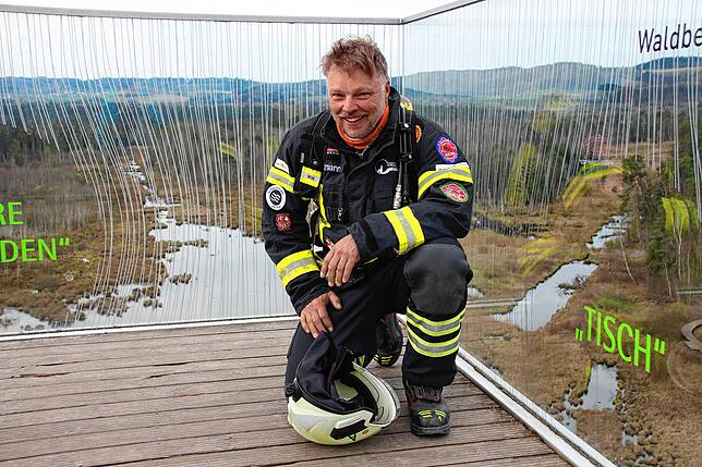 Auf der Aussichtsplattform im Ried muss Jörg Hartmann erst mal verschnaufen.
