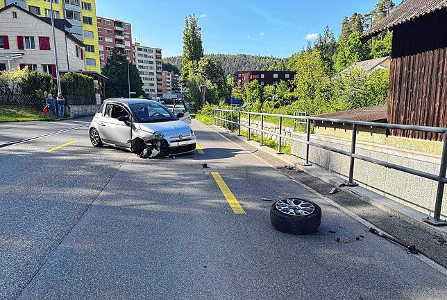Am späteren Samstagnachmittag hat sich in Schaffhausen ein Alleinunfall mit einem Personenwagen ereignet. Personen wurden dabei keine ...