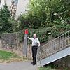 Stadtbaumeister Michael Rohrer zeigt die geplante Stelle für den barrierefreien Zugang am Rheinuferweg.