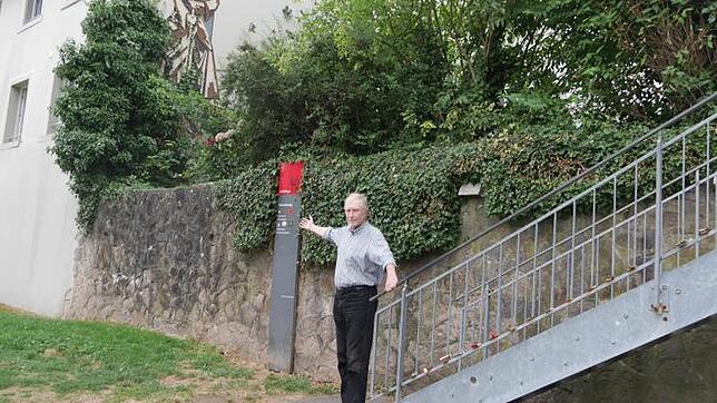Stadtbaumeister Michael Rohrer zeigt die geplante Stelle für den barrierefreien Zugang am Rheinuferweg.