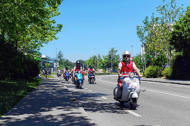 Auf Fahrräder folgen die motorisierten Zweiräder mit Botschaften und Trillerpfeifen.