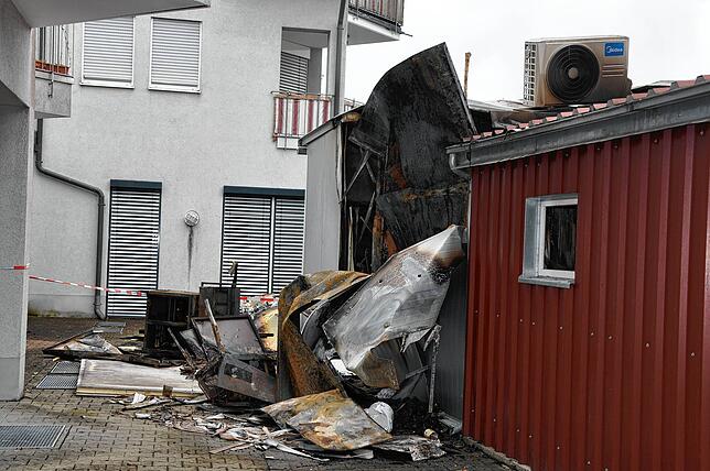 Am Tag nach dem Brand werden die Schäden sichtbar. Das Innere des Gebäudes wurde bei dem Brand total zerstört.