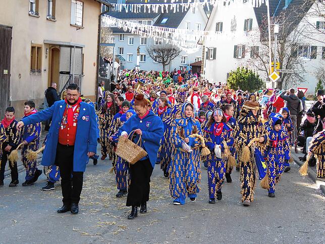 Bild 18: Viele Zuschauer beim Umzug in Gutmadingen am Sonntag