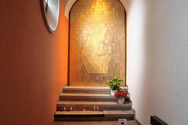 An der linken Seite des Chorumgangs wurde im Rahmen der Renovierung eine kleine Marienkapelle mit einer modernen Darstellung eingerichtet.