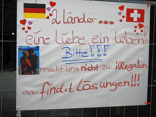 Proteste von getrennten Paaren und Familien Mitte April 2020 an der gesperrten Holzbrücke in Bad Säckingen: Auch das Plakat von Marleen ...