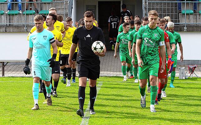 Bild 1: TSV Aach-Linz besiegt im Spitzenspiel den FC Öhningen-Gaienhofen mit 2:1. Die besten Bilder!