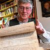 Stadtarchivar Walter Liehner mit der Satzung der Stadt Überlingen von etwa 1300.