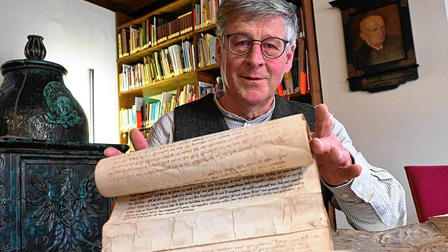 Stadtarchivar Walter Liehner mit der Satzung der Stadt Überlingen von etwa 1300.
