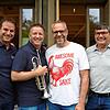 Oliver Preiser und Marc Burger (von links) von der Bürgerstiftung Radolfzell ermöglichten mit dem Touren-Manager der Big Band der ...