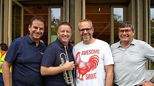 Oliver Preiser und Marc Burger (von links) von der Bürgerstiftung Radolfzell ermöglichten mit dem Touren-Manager der Big Band der ...