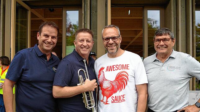 Oliver Preiser und Marc Burger (von links) von der Bürgerstiftung Radolfzell ermöglichten mit dem Touren-Manager der Big Band der ...