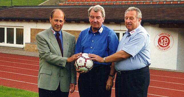Ein Trio am Ball: Hans-Hermann Krane (Mitte) 1998 und seine Mitstreiter Manfred Vobiller (Geschäftsführer) und Manfred Walk (Vorsitzender).