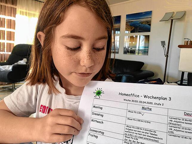 Auch Emily und ihre Mitschüler sind im &bdquo;Homeoffice&ldquo;: Sie bekommen von ihrer Klassenlehrerin per Mail einen Wochenplan.