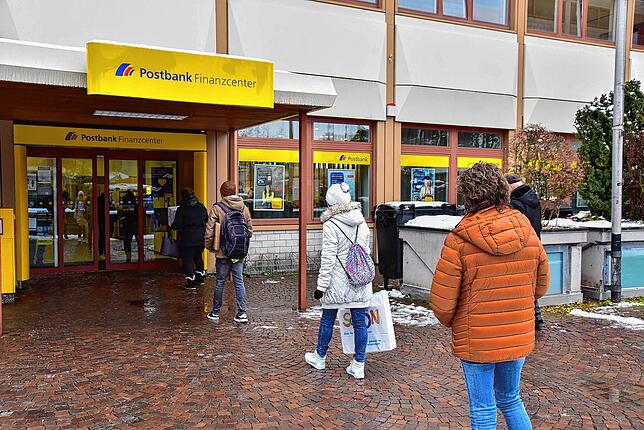 Vor der Post in St. Georgen bildete sich am Samstagvormitta eine lange Schlange. Viele Kunden haben ihre Weihnachtspost auf den Weg ...