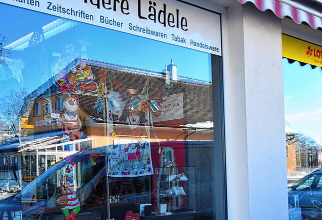 Ein Kuony-Banner im Schaufenster im s&lsquo;andere Lädele