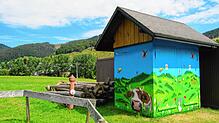 Das Graffiti auf dem Stromhäuschen am Spitzenberg in Bernau des Künstlers Jochen Laufer (rechts) fügt sich harmonisch in die umgebende ...