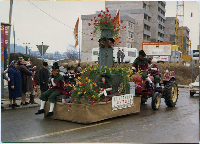 Auch ein Narrenwagen der Göhrelöchner durfte beim Umzug 1971 nicht fehlen.