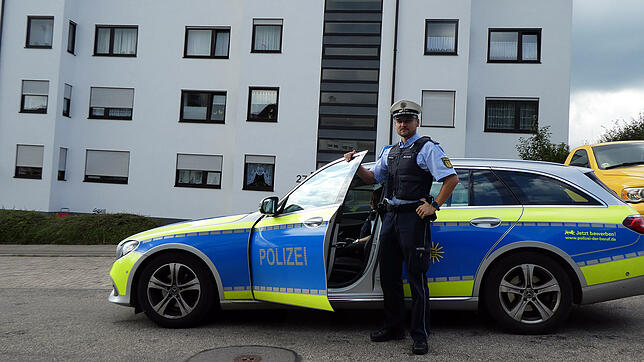 Kamil Stoch vom Polizeiposten Blumberg fährt mit einer Kollegin im Auto Streife in der Blumberger Uhlandstraße.