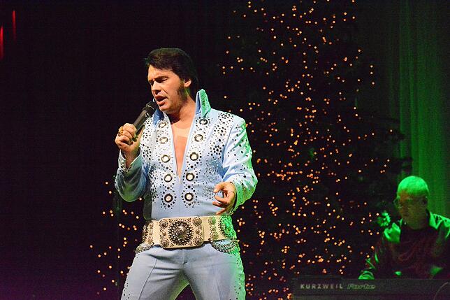 Der King of Rock n`Roll ist für zwei Showauftritte zurück: Andy King überzeugt im Kurhaus als Elvis-Interpret.