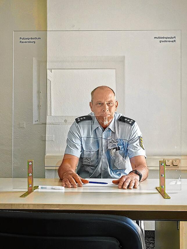 Ein Raum im Polizeiposten Markdorf ist als Vernehmungszimmer eingerichtet. Jörg Schirm, Leiter des Postens, sitzt hinter einer ...