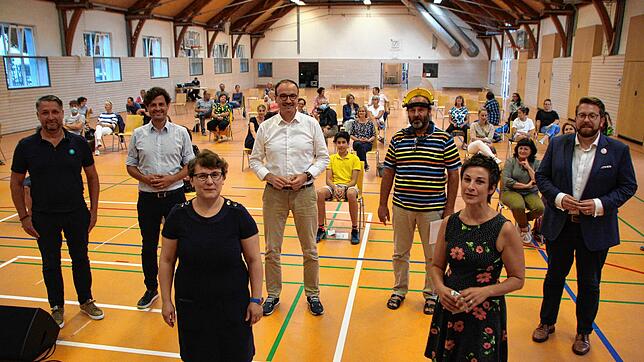 Johanna Vogt (links) und Sarah Seidel fühlten den OB-Kandidaten zu den Themen Familie und Bildung auf den Zahn. Andreas Matt (von ...