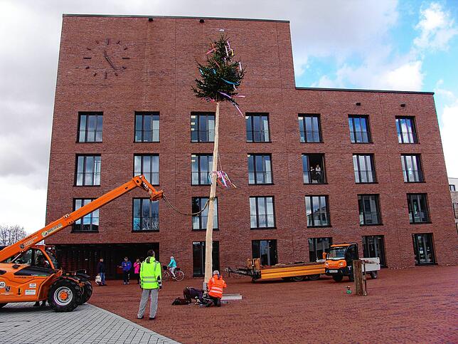 Auch dieses Jahr wurde in Salem ein Narrenbaum vor dem Rathaus gespannt. 2023 soll das Narrenbaumstellen mit Umzug wieder mit deutlich ...