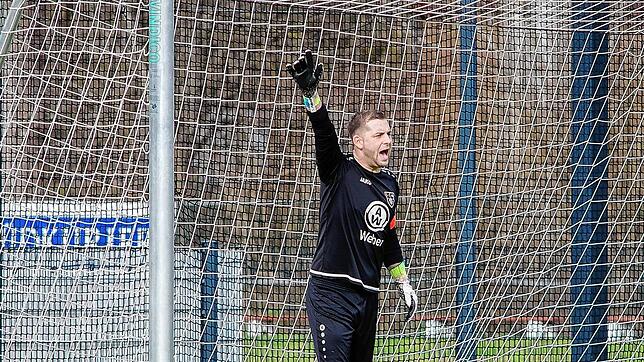 Der SC Markdorf (Kapitän und Torhüter Alexander Koch) hat im Verfolgerduell den SV Mühlhausen mit 4:0 besiegt.