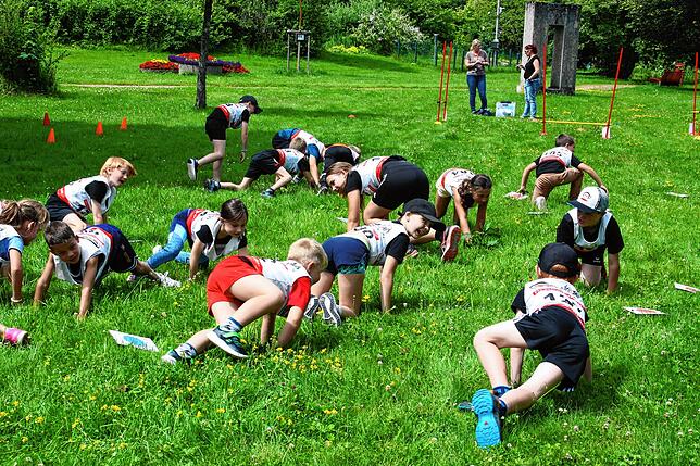 Bevor es auf den Parcours geht, heißt es für die Kinder Aufwärmen in verschiedenen Gangarten.