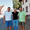 Nach Jahrzehnten endlich vereint: Auf dem Hof der Familie Götz in Behla treffen sich George Pszczonka (von links), Franz Kromer und ...