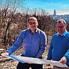 Oberbürgermeister Christian Ruf (links) und Projektleiter Roland Haag stehen an der Stelle, wo der 60 Meter hohe Pylon für die ...