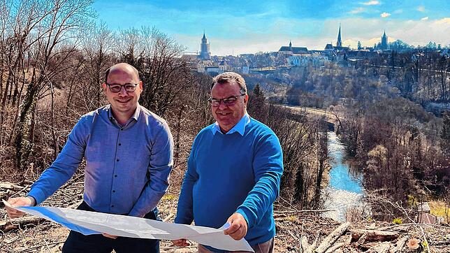 Oberbürgermeister Christian Ruf (links) und Projektleiter Roland Haag stehen an der Stelle, wo der 60 Meter hohe Pylon für die ...