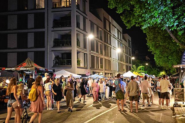 Bild 31: Bis tief in die Nacht stöbern die Trödel-Fans beim Konstanzer 24-Stunden-Flohmarkt