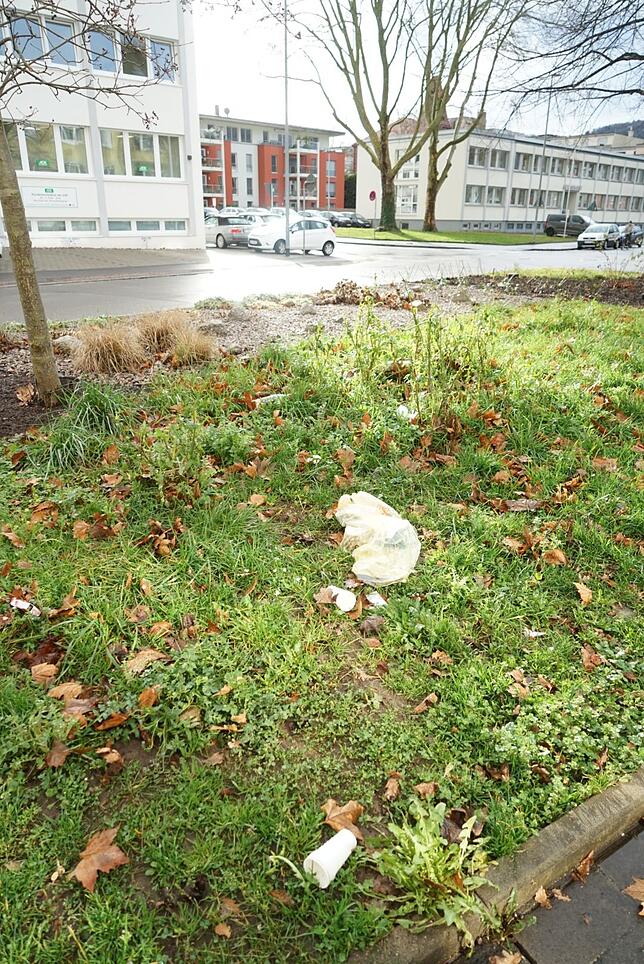 Gelbe Säcke flogen am Dienstag nach der stürmischen Nacht im Stadtgebiet umher.