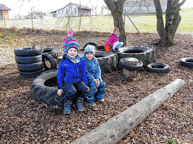Auch diese Kinder im Riedböhringer Kindergarten „Arche Noah“ freuen sich über den Wiederbeginn und genießen das schöne ...